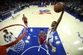 Devin Booker tem momento fofura com bebê, mas se lesiona e deixa duelo