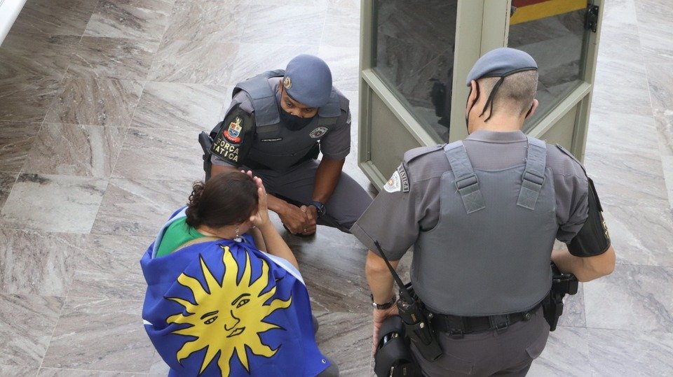 A Polícia Militar foi chamada e os trabalhos prosseguiram