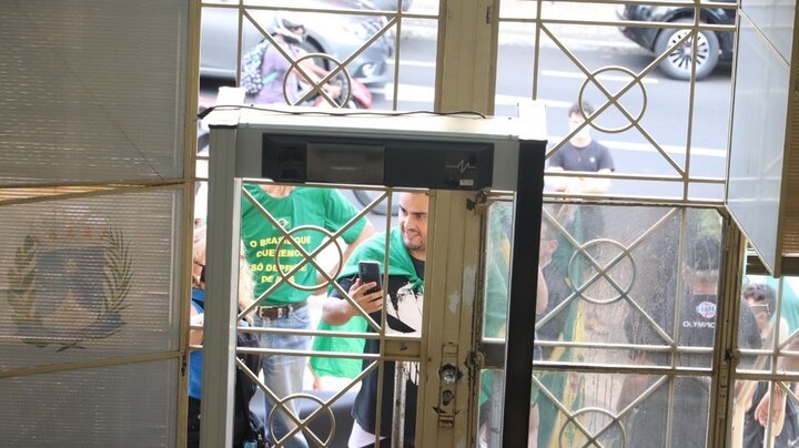 Manifestantes protestaram contra a aprovação de exigência de comprovante de vacinação em locais da administração municipal