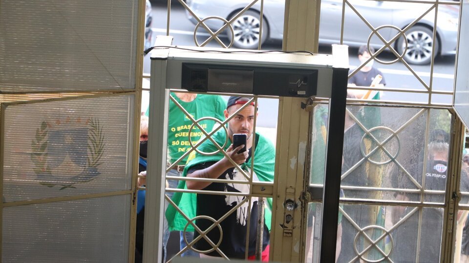 Cerca de dez manifestantes quebraram os vidros da porta de entrada e ameaçaram os parlamentares