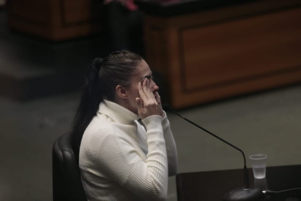 Monique Medeiros chora durante seu depoimento no julgamento do caso Henry