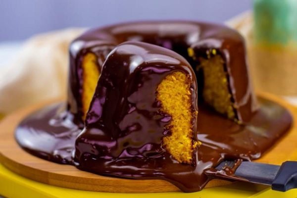Foto de bolo de cenoura com cobertura de chocolate