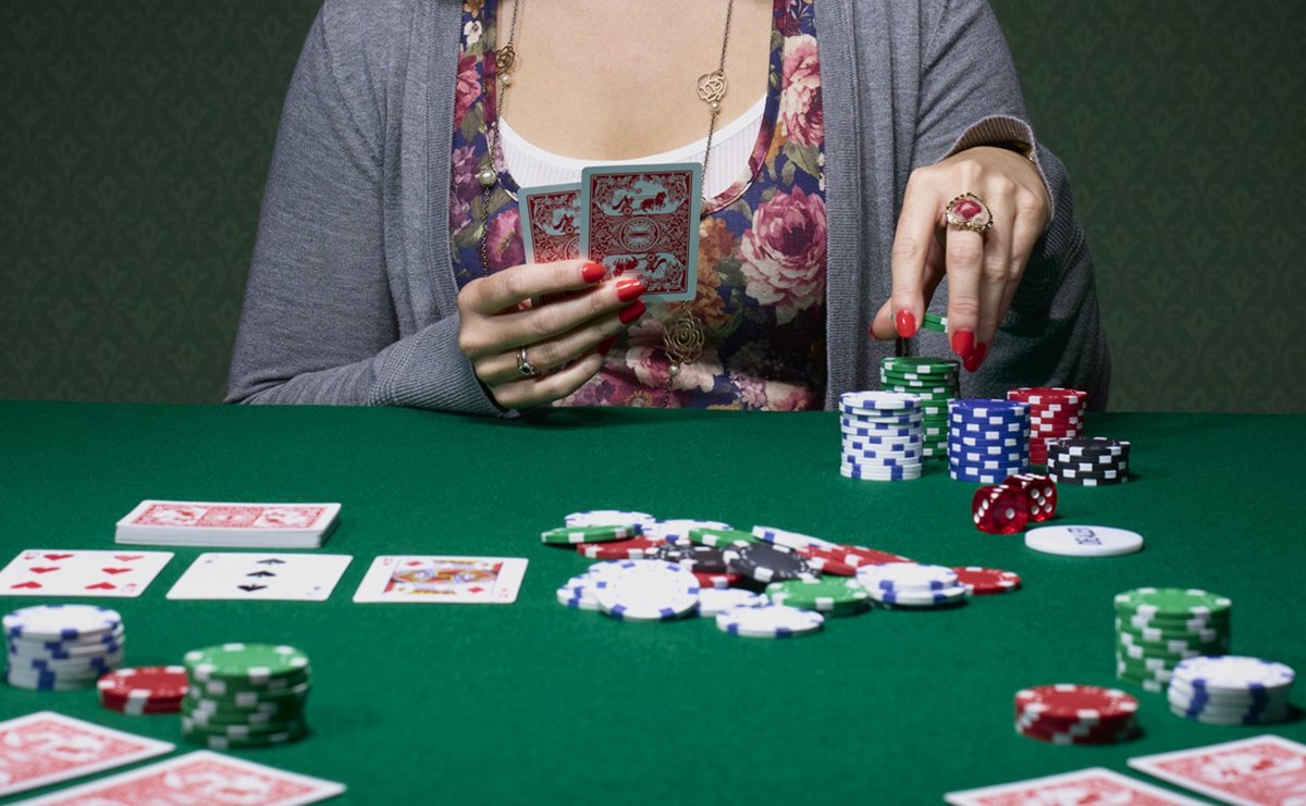 Mulher jogadora de pôquer segura uma combinação de quatro ases trazendo  cartas de baralho para enfrentar garota com sorriso olha para a tela  convidando para visitar o clube de pôquer ou baixar