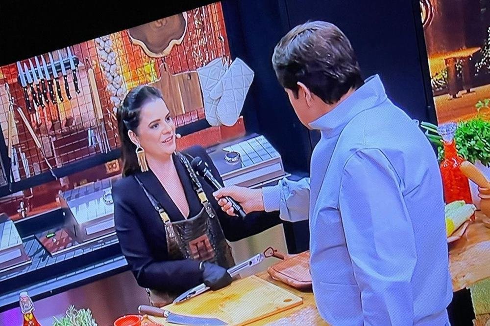 homem entrevistando mulher