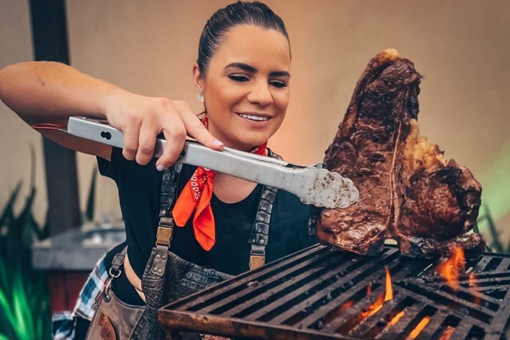 Helô Palácio faz churrasco no palco principal da Festa do Peão de