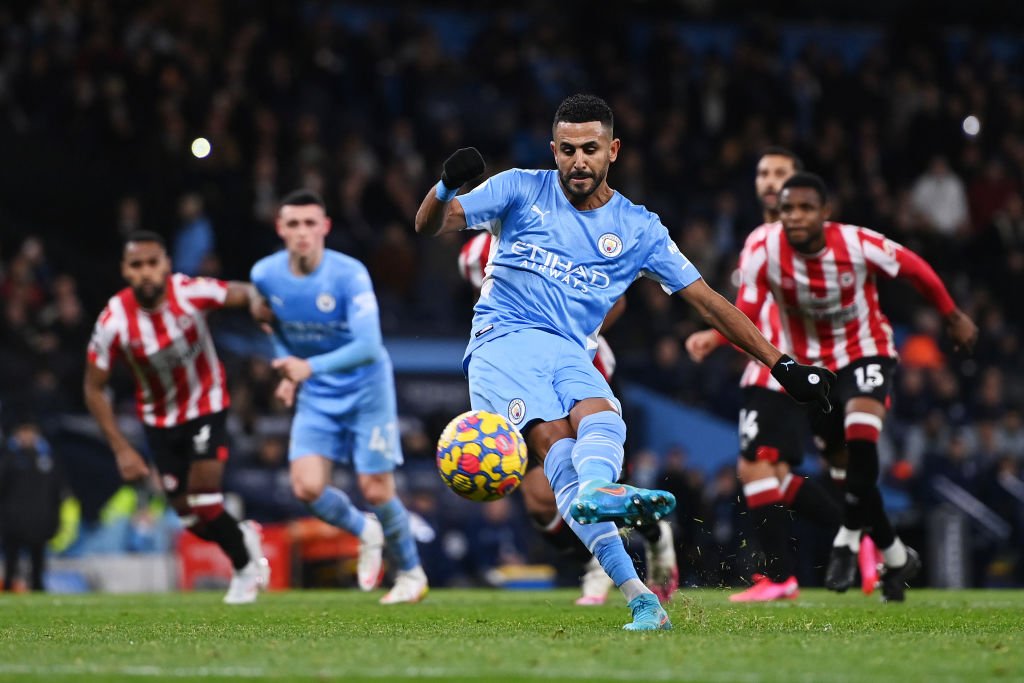 Bêbado, jogador do Manchester City é barrado em bar, mostra vídeo