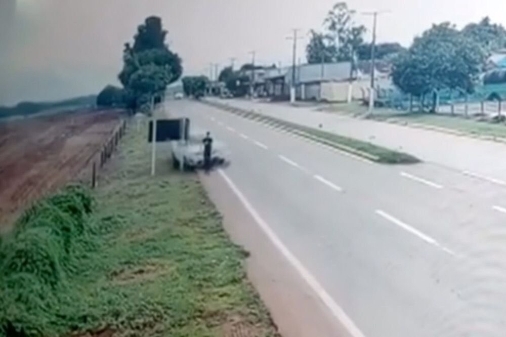 Carro atropela pedestre na rodovia em Itaberaí Goiás (3)