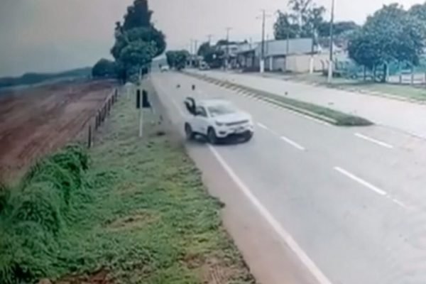 Carro atropela pedestre na rodovia em Itaberaí Goiás (3)