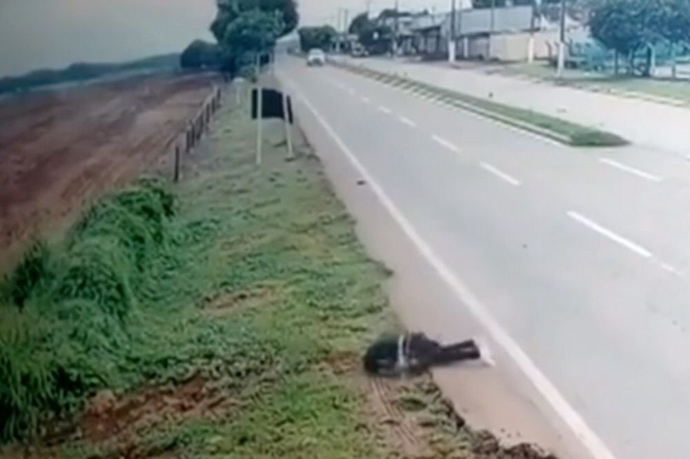 Carro atropela pedestre na rodovia em Itaberaí Goiás (3)