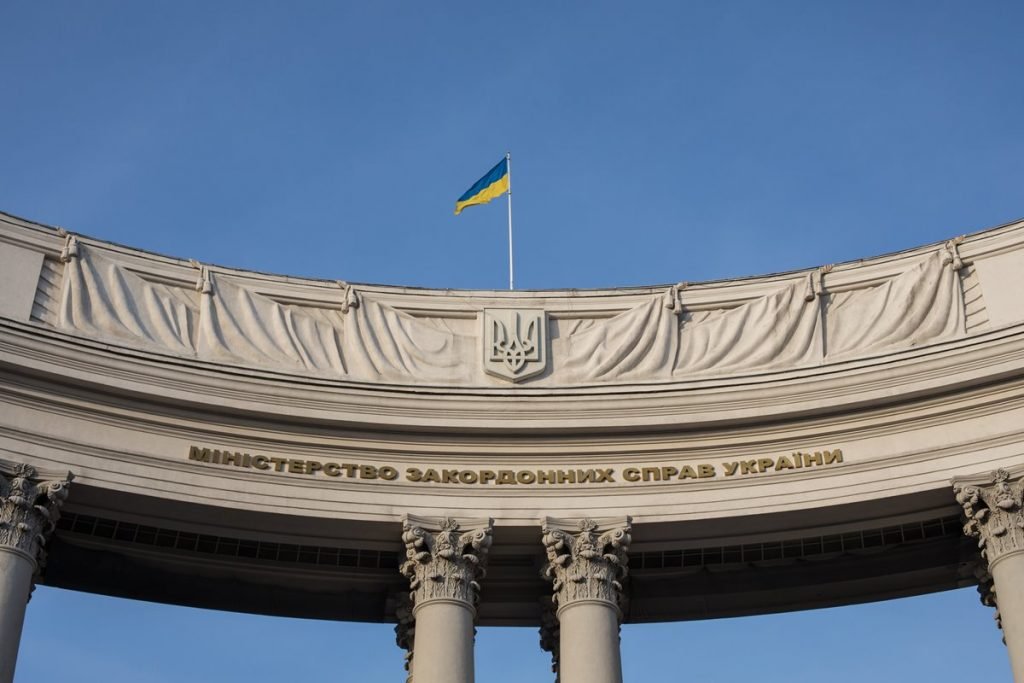 bandeira da Ucrânia em monumento