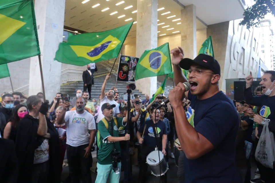 O deputado estadual Douglas Garcia, em protesto contra o passaporte sanitário
