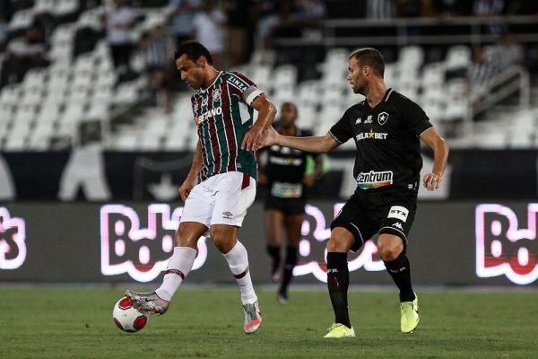 Fluminense vence o Botafogo de virada e cola no lÃder Vasco