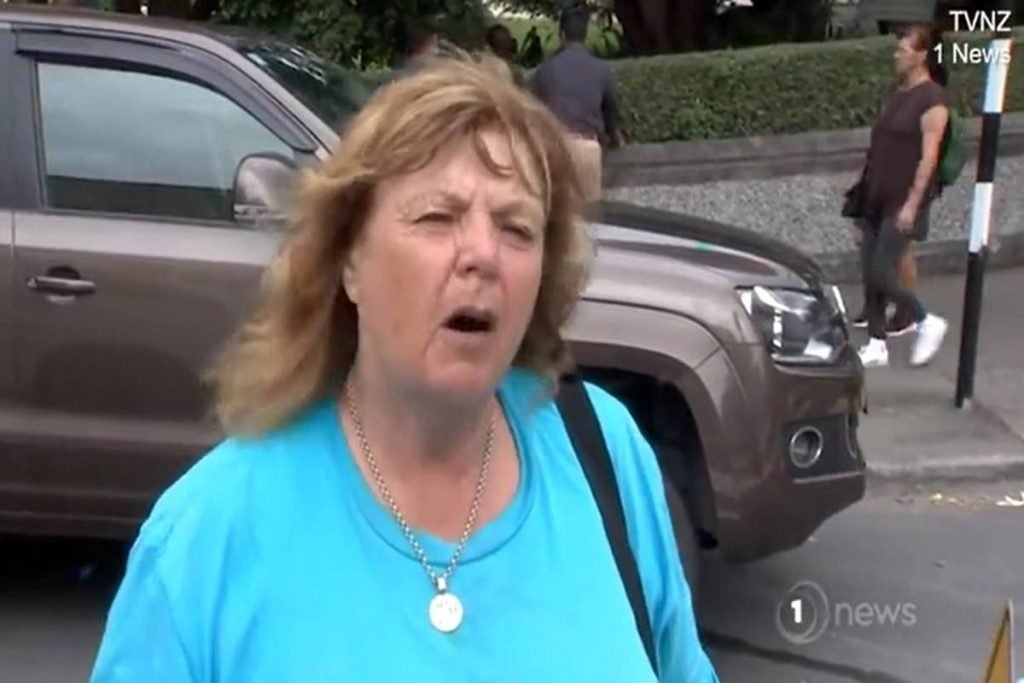 Mulher antivacina protesta na Nova Zelândia