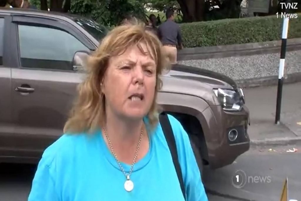 Mulher antivacina protesta na Nova Zelândia
