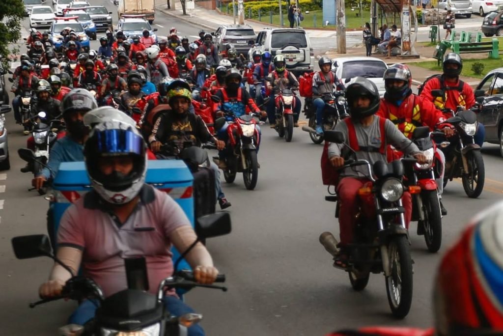 entregadores de app fazem manifestação e paralisação das atividades em goiânia, goiás