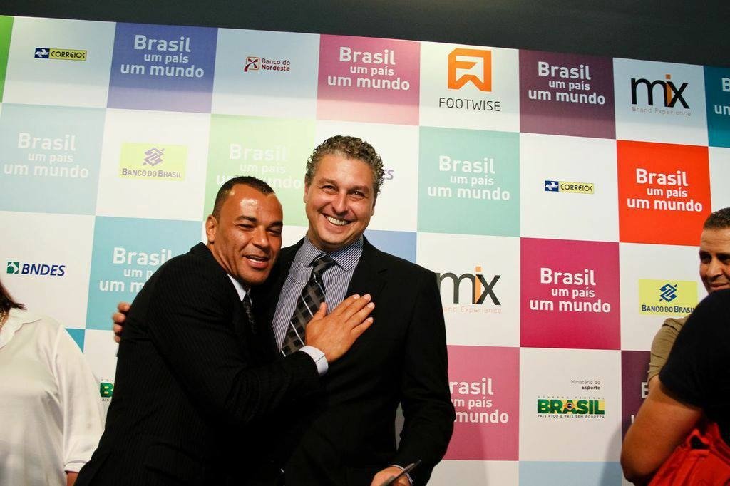 O empresário Marcelo Izar Neves, dono dos camarotes Unyco, e o ex-lateral Cafú, capitão da seleção brasileira em 2002