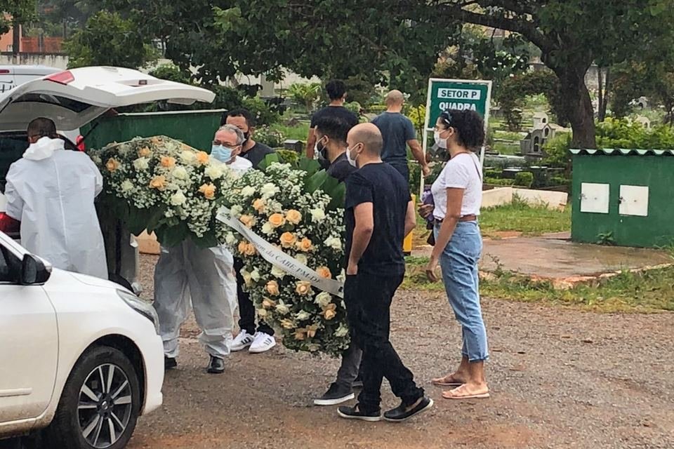 Familiares Se Despedem Das Vítimas De Chacina Em Planaltina Sob Chuva Metrópoles 5412