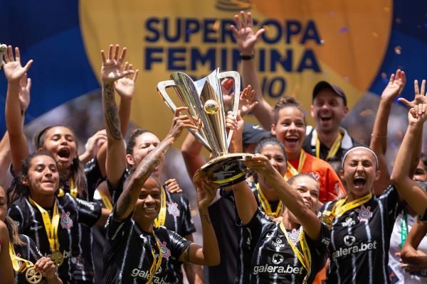 Corinthians goleia Flamengo e conquista bicampeonato da Supercopa feminina  - Superesportes