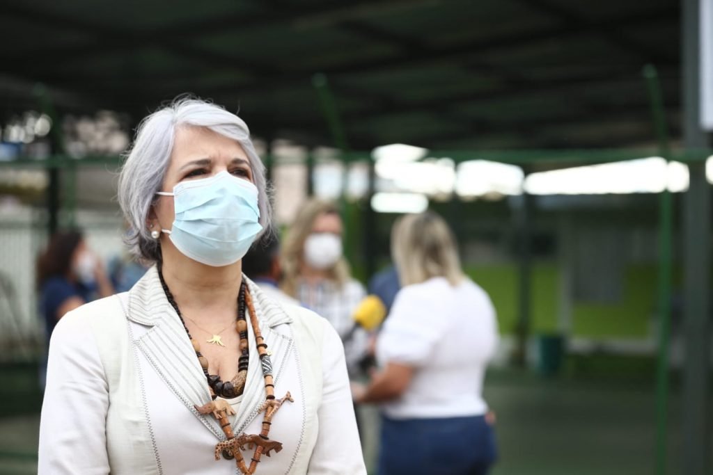 Secretária de Educação, Hélvia Paranaguá