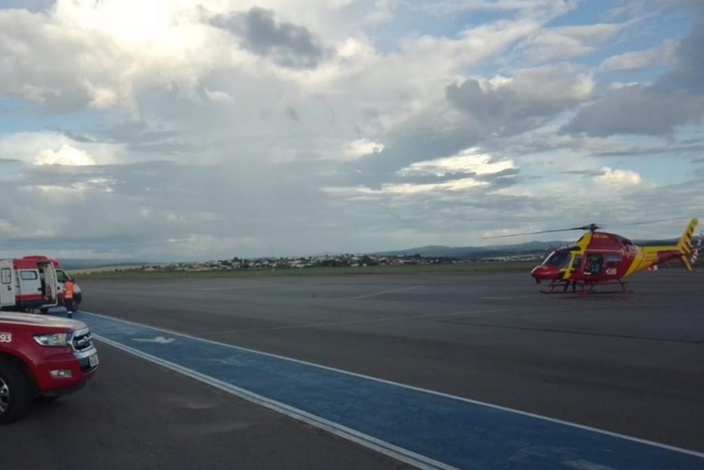 Helicóptero do Corpo de Bombeiros de Goiás se preparando para transporte de vítima de acidente