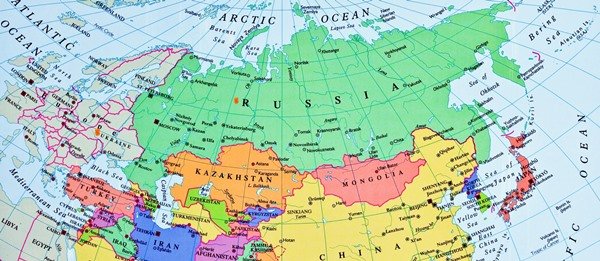 O desenho representa um mapa com a Rússia em foco e nas laterais partes da Europa, Ásia e Oriente Médio - Metrópoles