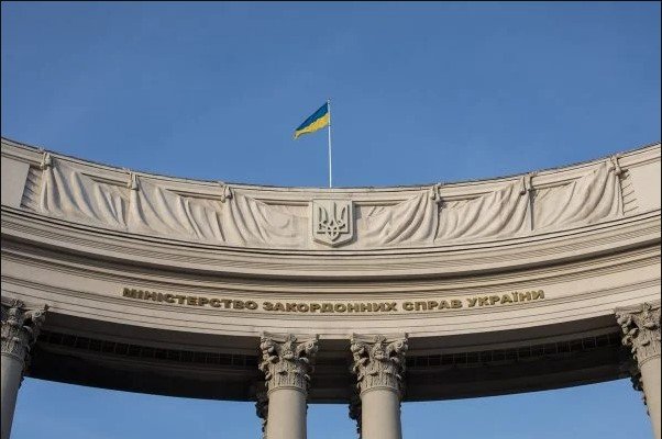 Na imagem colorida, a faixada com a bandeira da ucrania em cima
