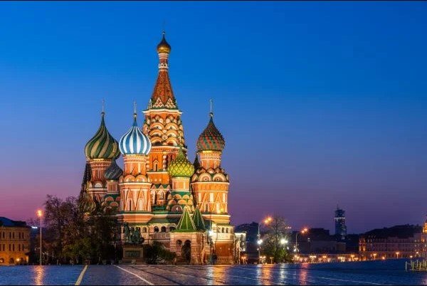 Na imagem, o castelo de Moscou, na Rússia está posicionado no centro colorido