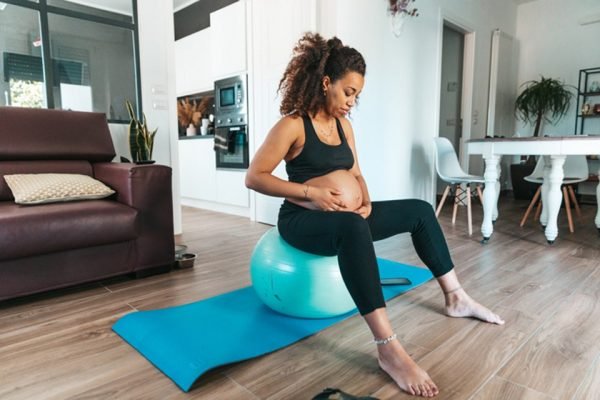 Pilates na gravidez: 20 minutos de exercícios para você fazer em casa