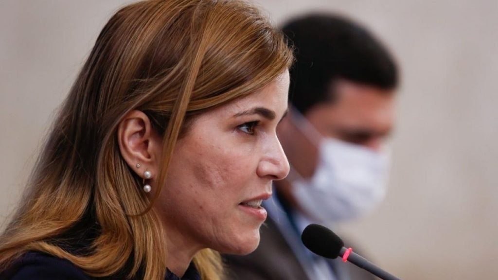 Secretária do Ministério da Saúde Mayra Pinheiro, que tem sido chamada de "Capitã Cloroquina"