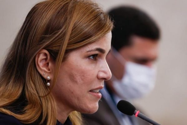 Secretária do Ministério da Saúde Mayra Pinheiro, que tem sido chamada de "Capitã Cloroquina"