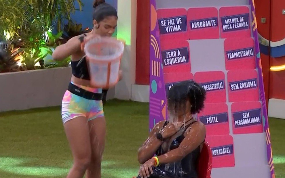 maria batendo com balde na cabeça de Natália