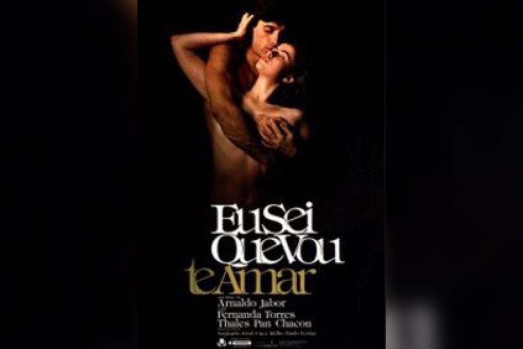 Na imagem colorida, a capa de um filme está posicionada no centro