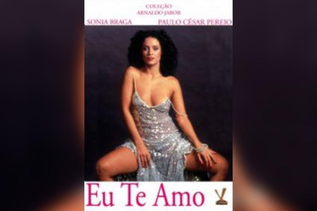 Na imagem colorida, a capa de um filme está posicionada no centro