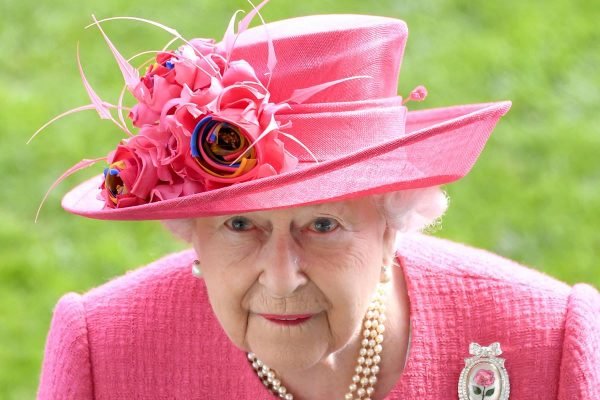 Mulher idosa de roupas rosas