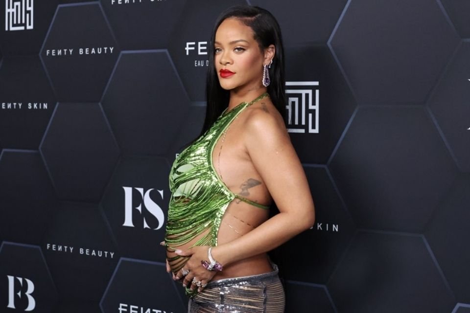 Cantora Rihanna em tapete vermelho