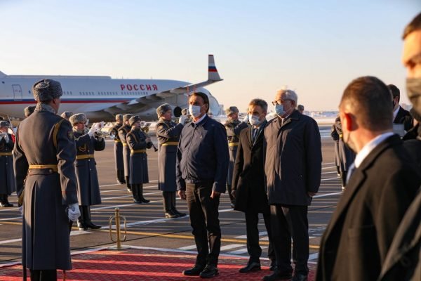 Bolsonaro chega em aeroporto em Moscou, Rússia. Ele está acompanhado de comitiva e soldados russos o recebem logo a frente do avião presidencial. Todos usam roupas de frio - Metrópoles
