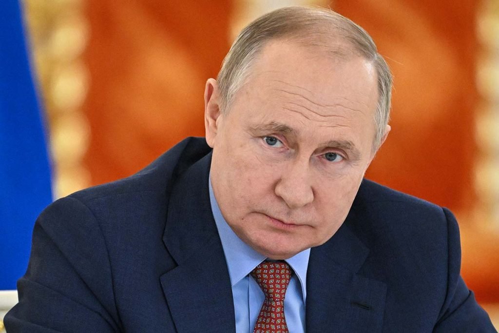 Presidente da Rússia Putin veste terno azul. Ele está olhando sério-Metrópoles