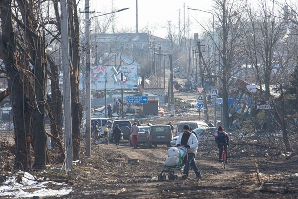 Civis fogem de Irpin, cidade da Ucrânia, após invasão russo ao país - Metrópoles
