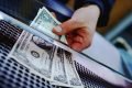 Dólar fica abaixo de R$ 5, menor valor em 13 dias, após queda de 2,14%