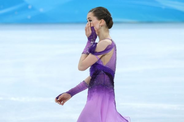 Jogos de inverno: alvo de doping, garota de 15 anos lidera patinação