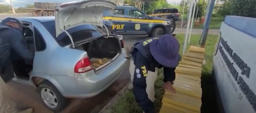 PRF tira tabletes de maconha de mala de carro