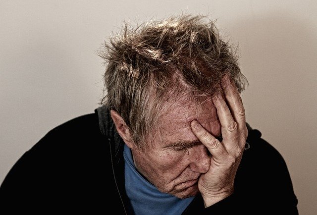 Fotografia de homem com dor de cabeça colorida