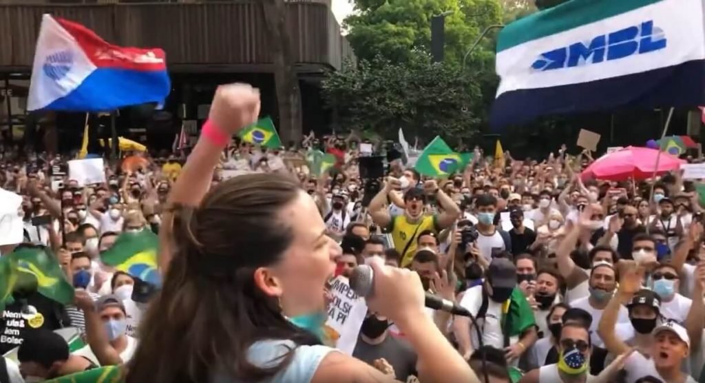 A deputada estadual Isa Penna, do PSol de São Paulo, discursa durante ato do MBL pelo impeachment de Bolsonaro, na Avenida Paulista, em São Paulo