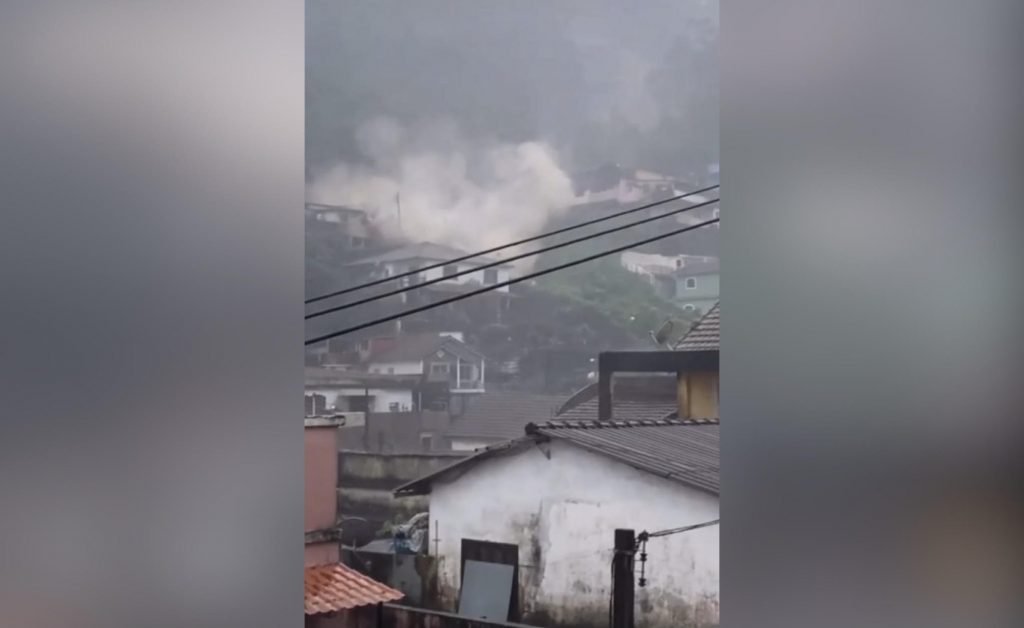 Blogueira filmou quando houve o desmoronamento no Morro da Oficina, após forte chuva em Petrópolis (RJ)