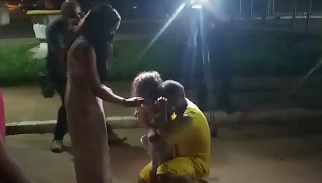 Detido por engano, mecânico André Bernardo abraça filha ao deixar presídio em Aparecida de Goiânia, Goiás