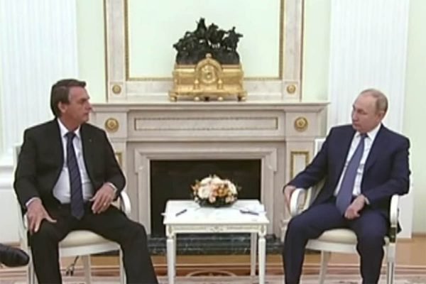 Bolsonaro e Putin conversam no salão Ekaterina do Kremlin, em Moscou. O salão é claro e os dois presidentes usam roupas escuras, sem uso de máscara - Metrópoles