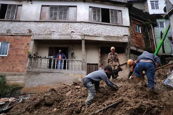 sobe para 38 o número de mortos após temporal em Petrópolis