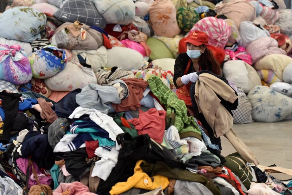 Lixo têxtil: os impactos da moda e como descartar roupas corretamente | Metrópoles