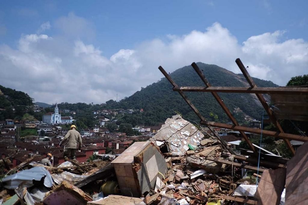 Nesta quarta-feira (16/2), restou um cenário de destruição no Morro da Oficina, em Petrópolis