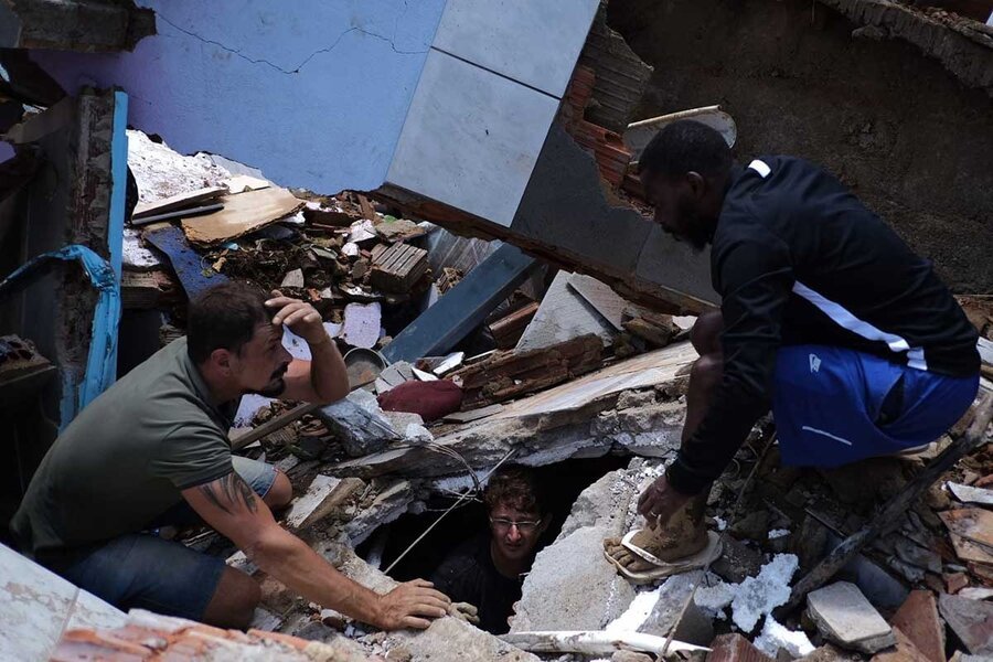 Moradores fazendo buscas no Morro da Oficina, em Petrópolis